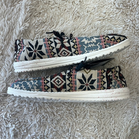 Hey dude women’s Wendy Aztec print shoes size 10 NWT - Picture 3 of 4